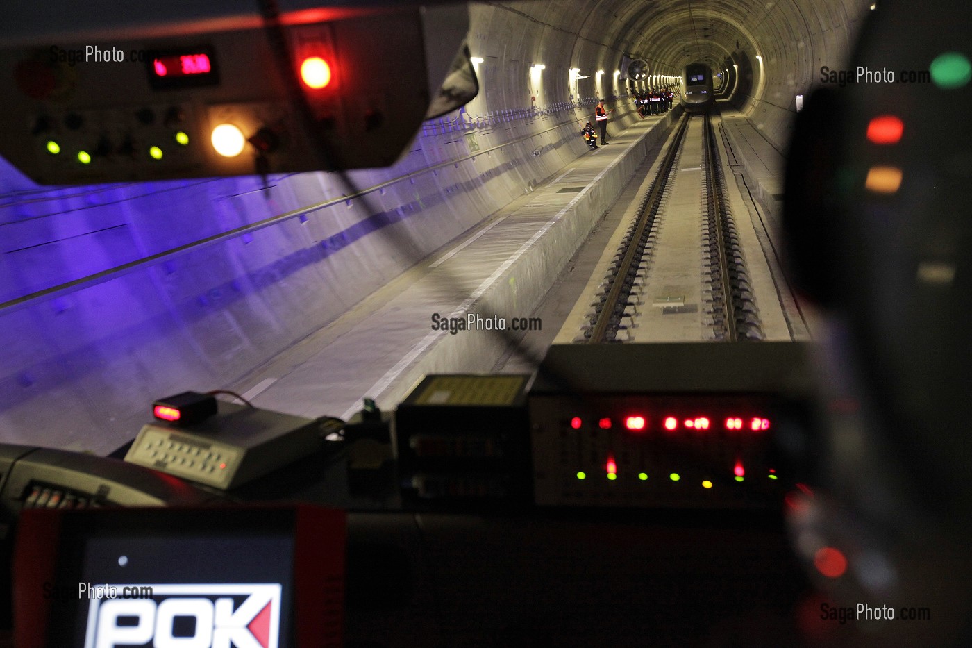 CABINE DE PILOTAGE DU VEHICULE SAPEURS-POMPIERS FOURGON POMPE TONNE RAIL ROUTE (FTP V2R) EN INTERVENTION DANS LE TUNNEL DU PERTHUS, LIGNE FERROVIAIRE A GRANDE VITESSE (LGV), ENTRE L’ESPAGNE ET LA FRANCE, PYRENEES-ORIENTALES (66), FRANCE 