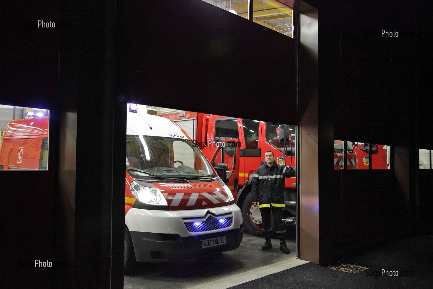 DEPART EN INTERVENTION DES SAPEURS-POMPIERS, CENTRE DE SECOURS, SARTHE, FRANCE 