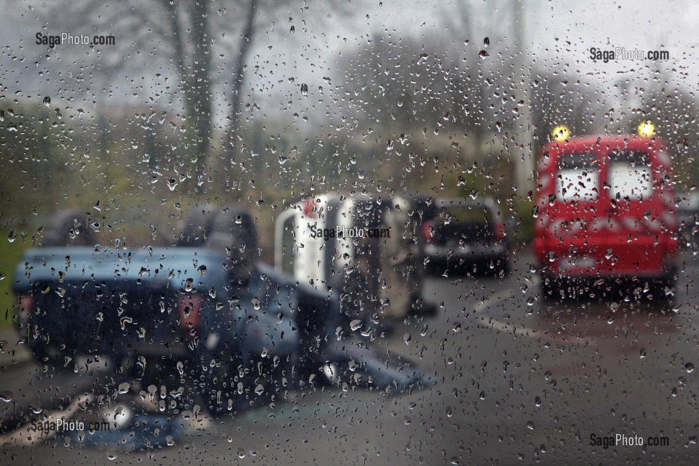 ACCIDENT DE LA ROUTE SUR UNE CHAUSSEE HUMIDE UN JOUR DE PLUIE AVEC PLUSIEURS VEHICULES, AMBULANCE DES SAPEURS-POMPIERS PRESENT SUR LES LIEUX, ALENCON, ORNE (61), FRANCE 