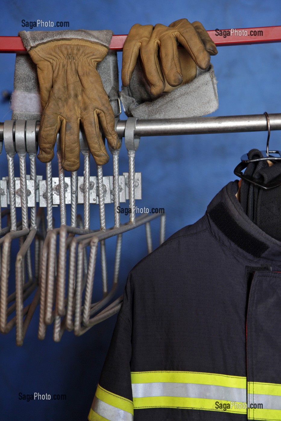 GANTS ET TENUE DE FEU DE SAPEURS-POMPIERS, CENTRE DE SECOURS DE SAVERNE, BAS-RHIN (67), FRANCE 