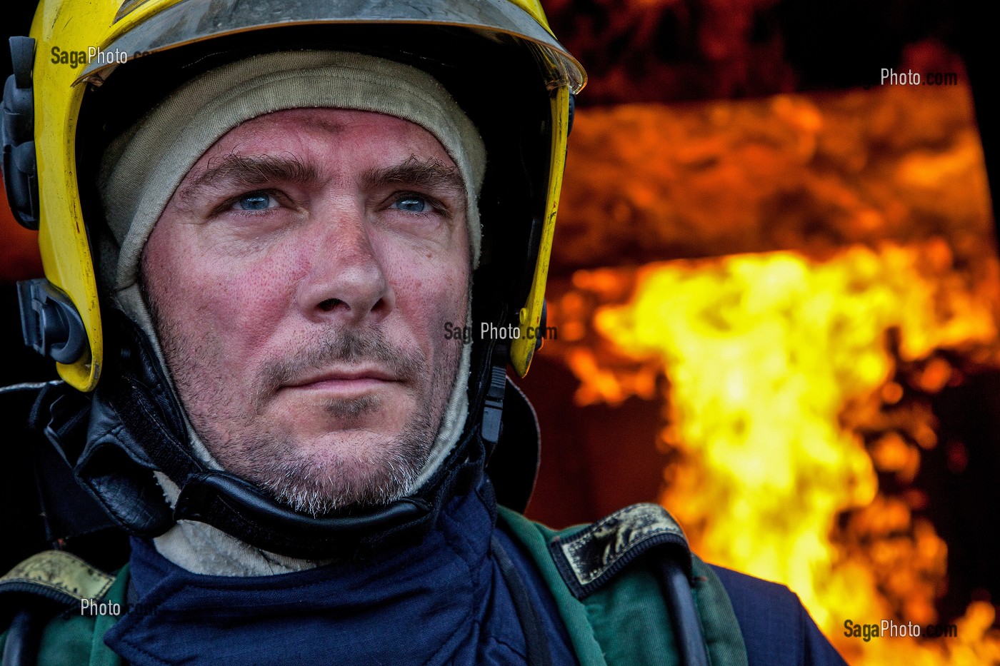 PORTRAIT DE GUILLAUME TIXIER EN TENUE DE SAPEUR-POMPIER, DEVANT LES FLAMMES DE LA MAISON A FEU, COLMAR, HAUT-RHIN (68), FRANCE 
