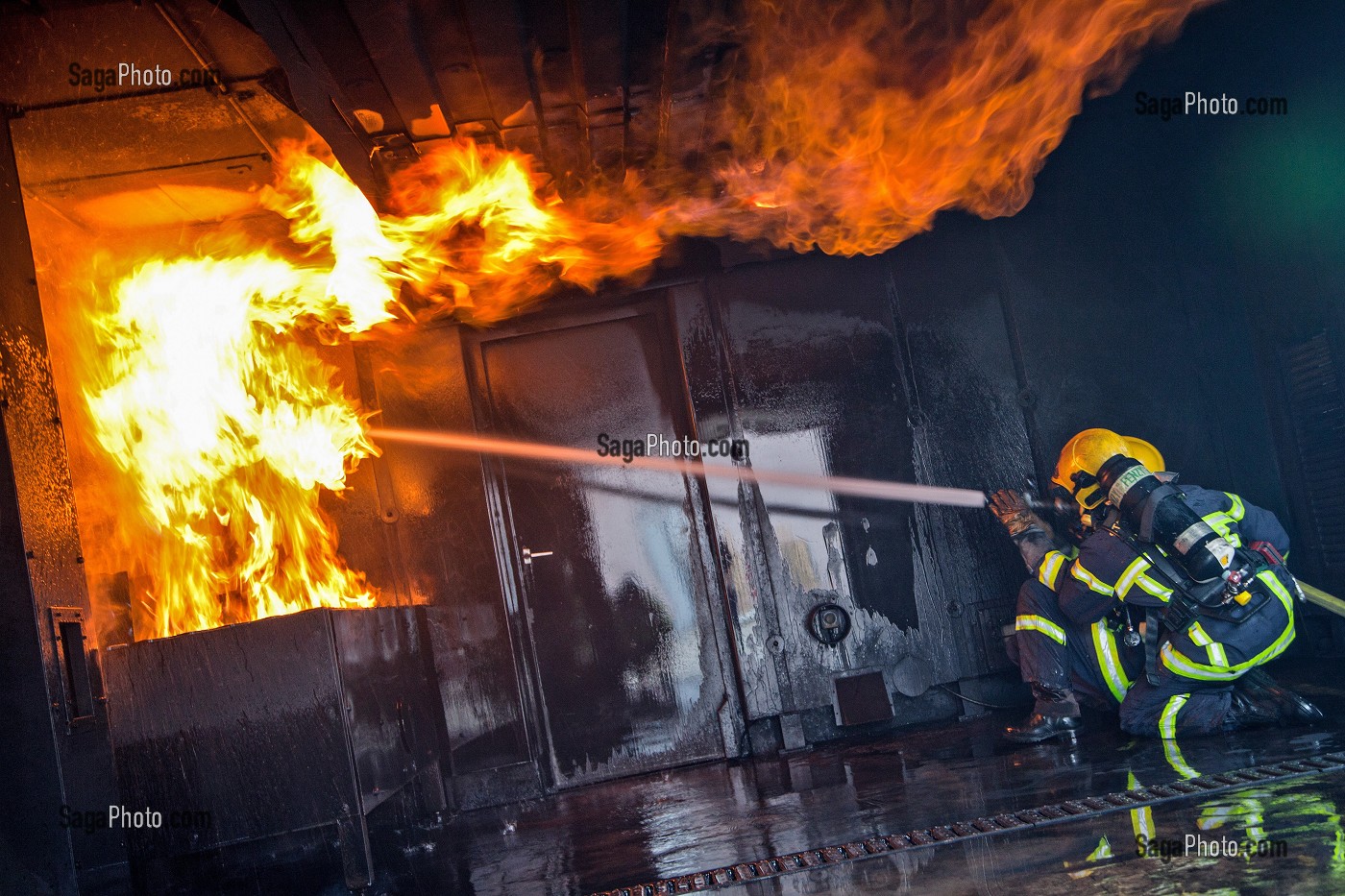 BINOME DE SAPEURS-POMPIERS A L'ATTAQUE D'UN FEU DANS UN SIMULATEUR DE FLASH-OVER, MAISON A FEU DE L'ECOLE DEPARTEMENTALE DES SAPEURS-POMPIERS DU SDIS68, COLMAR, HAUT-RHIN (68), FRANCE 