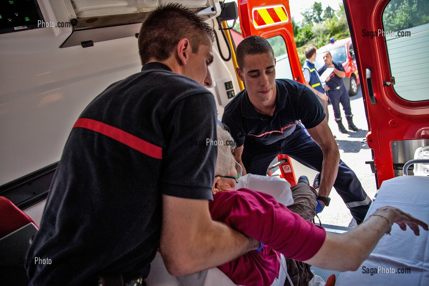 SAPEURS-POMPIERS TRANSPORTANT DANS L'AMBULANCE UNE PERSONNE AGEE, VICTIME D'UN MALAISE, MULHOUSE, HAUT-RHIN (68), FRANCE 