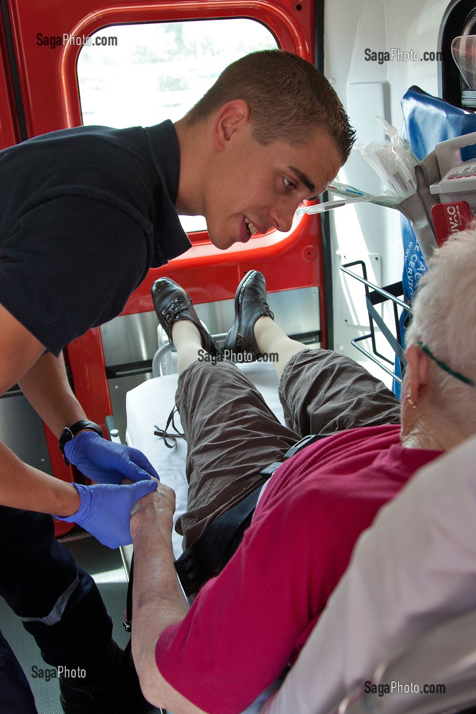 TRANSPORT DANS L'AMBULANCE DES SAPEURS-POMPIERS, FRANCE 