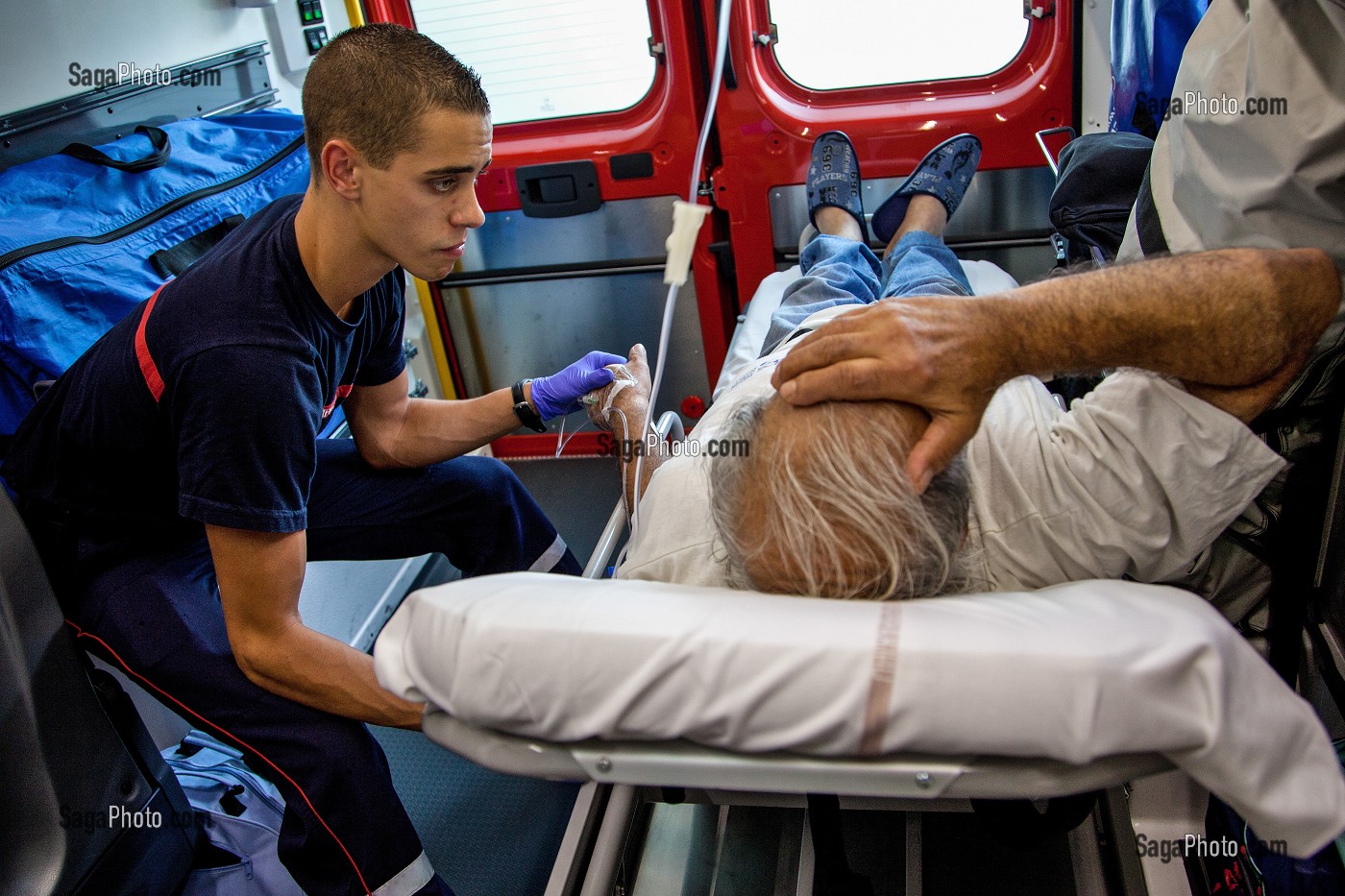 TRANSPORT D'UNE PERSONNE AGEE, VICTIME D'UN MALAISE CARDIAQUE, DANS L'AMBULANCE DES SAPEURS-POMPIERS, MULHOUSE, HAUT-RHIN (68), FRANCE 