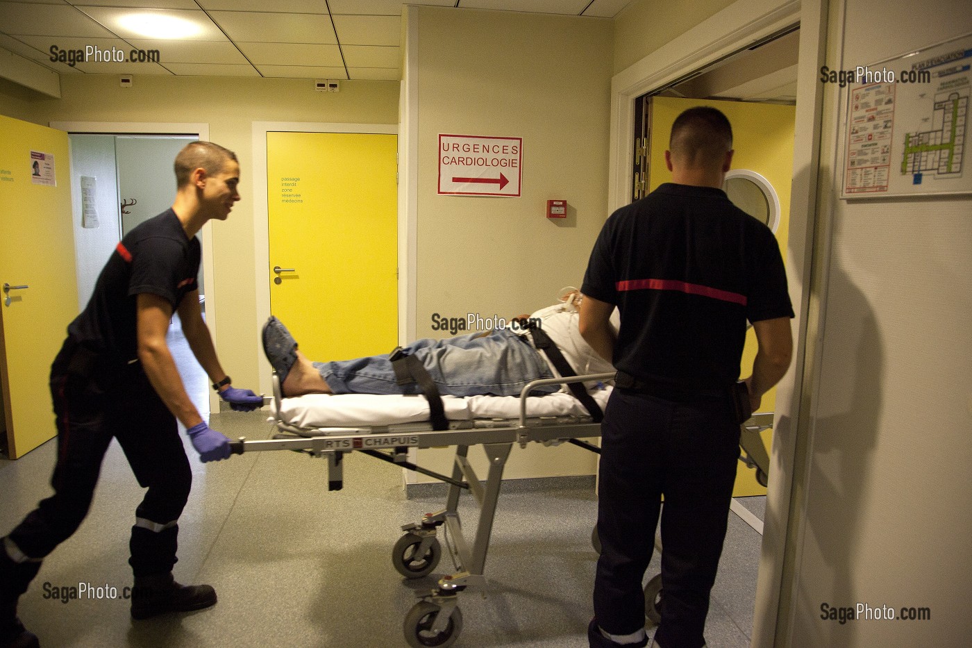 SAPEURS-POMPIERS AMENANT A L'HOPITAL UN HOMME VICTIME D'UN MALAISE CARDIAQUE, MULHOUSE, HAUT-RHIN (68), FRANCE 