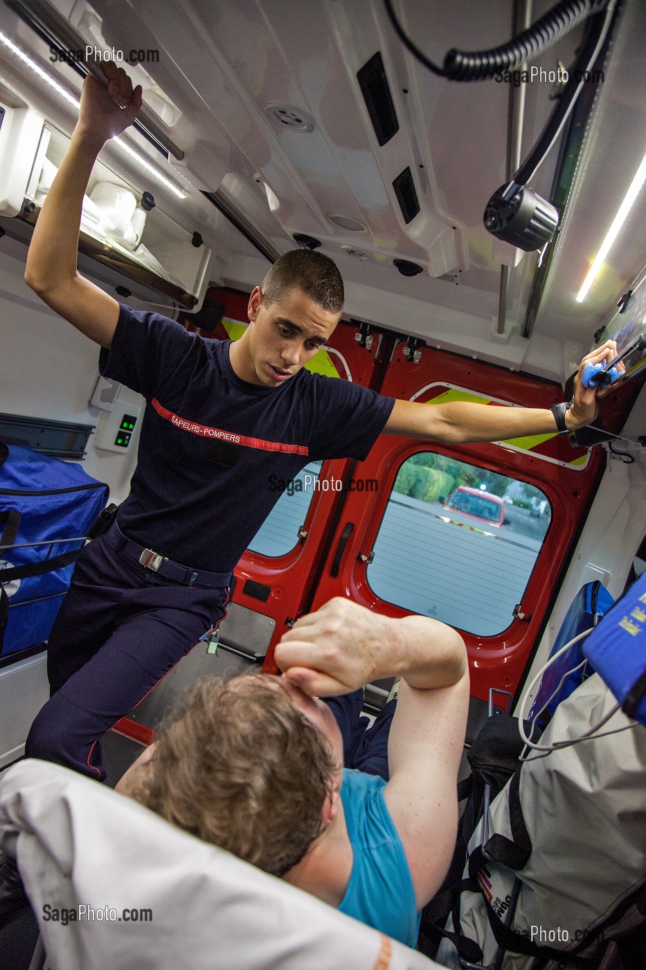 TRANSPORT D'UNE FEMME VICTIME D'UN MALAISE LORS D'UNE RANDONNEE, DANS L'AMBULANCE DES SAPEURS-POMPIERS, MULHOUSE, HAUT-RHIN (68), FRANCE 