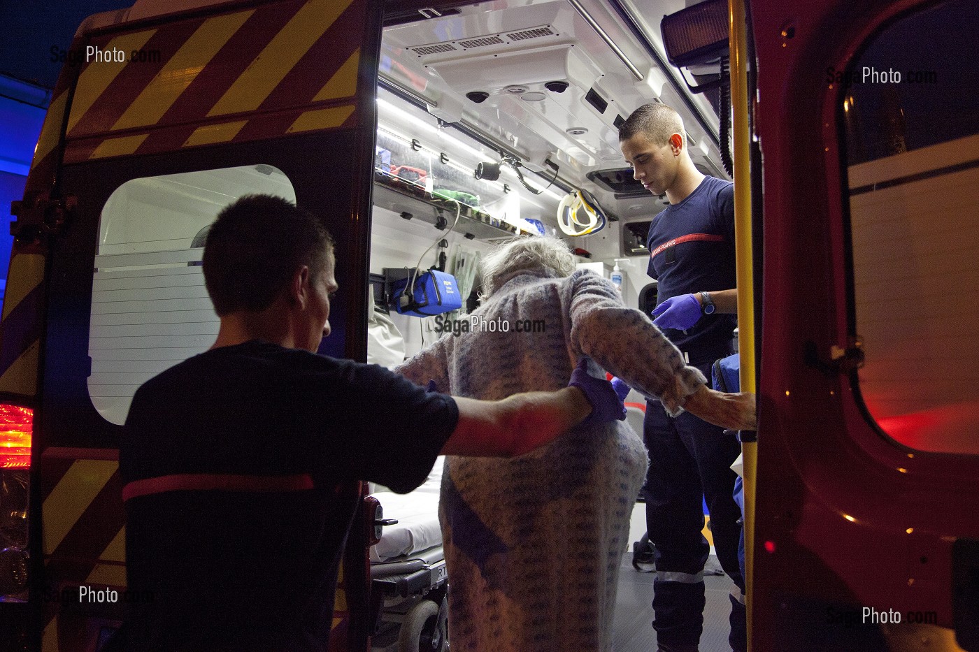 TRANSPORT D'UNE VIEILLE FEMME AYANT FAIT UN MALAISE A SON DOMICILE, DANS L'AMBULANCE DES SAPEURS-POMPIERS, MULHOUSE, HAUT-RHIN (68), FRANCE 