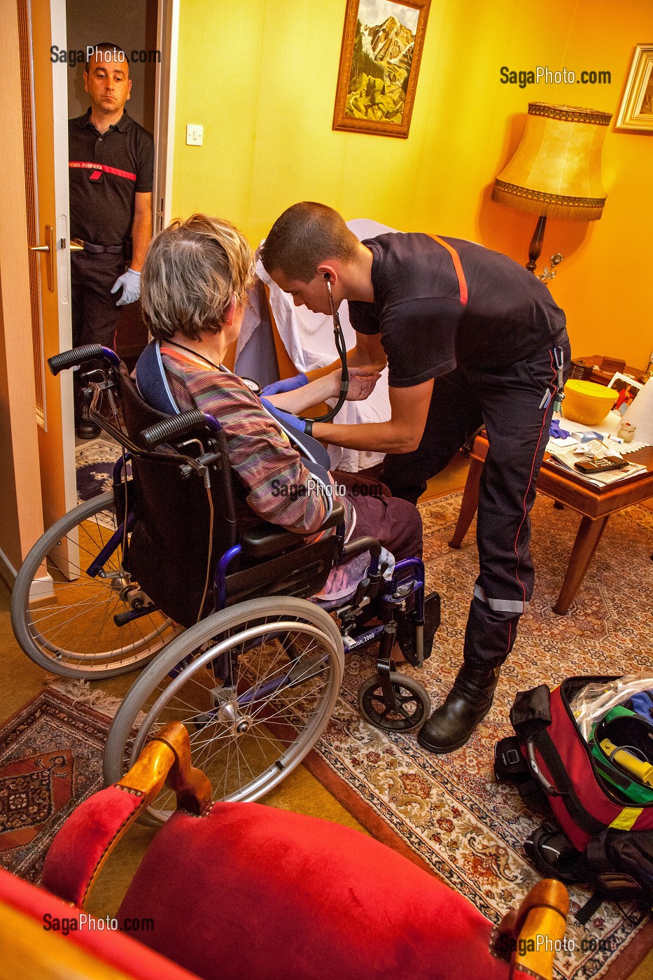 PRISE DE TENSION, INTERVENTION DES SAPEURS-POMPIERS AU DOMICILE D'UNE VIEILLE FEMME HANDICAPEE TOMBEE DE SON FAUTEUIL ROULANT, MULHOUSE, HAUT-RHIN (68), FRANCE 