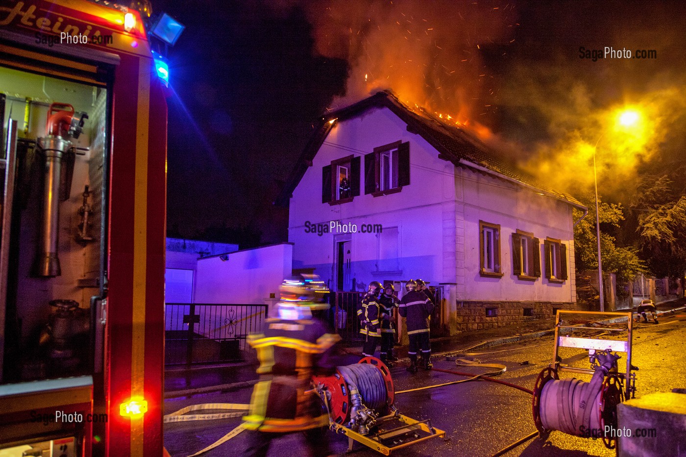 INTERVENTION DES SAPEURS-POMPIERS LA NUIT, POUR UN FEU DE MAISON DANS LA BANLIEUE DE MULHOUSE, HAUT-RHIN (68), FRANCE 