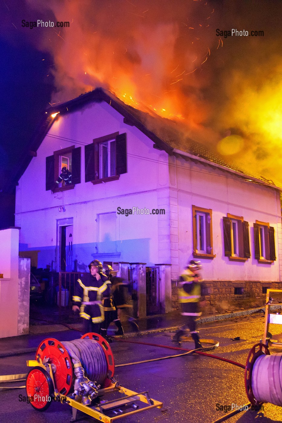 SAPEURS-POMPIERS ET INCENDIE DE MAISON, FRANCE 