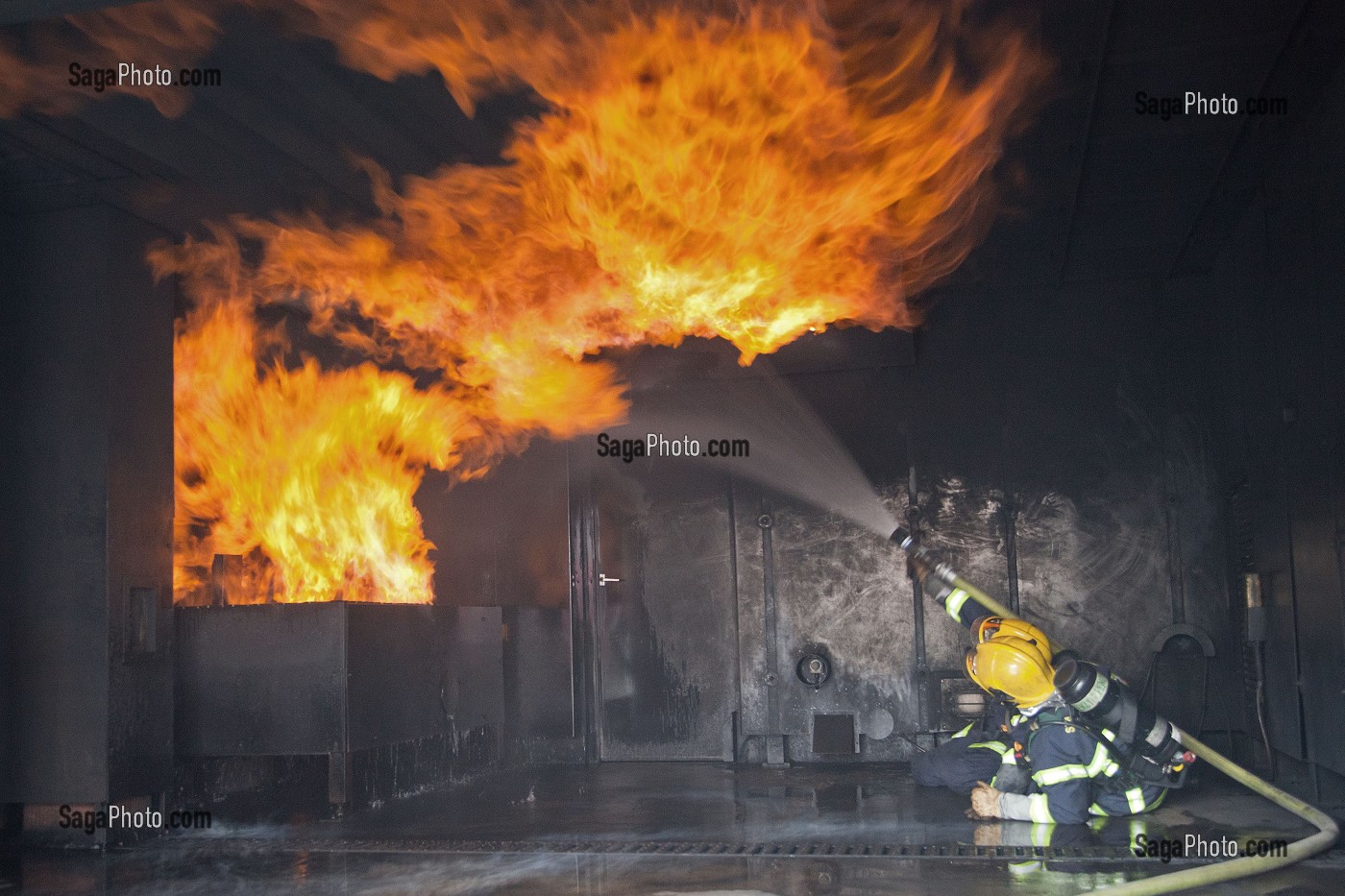 SAPEURS-POMPIERS DANS UN SIMULATEUR DE FLASH-OVER, COLMAR, FRANCE 