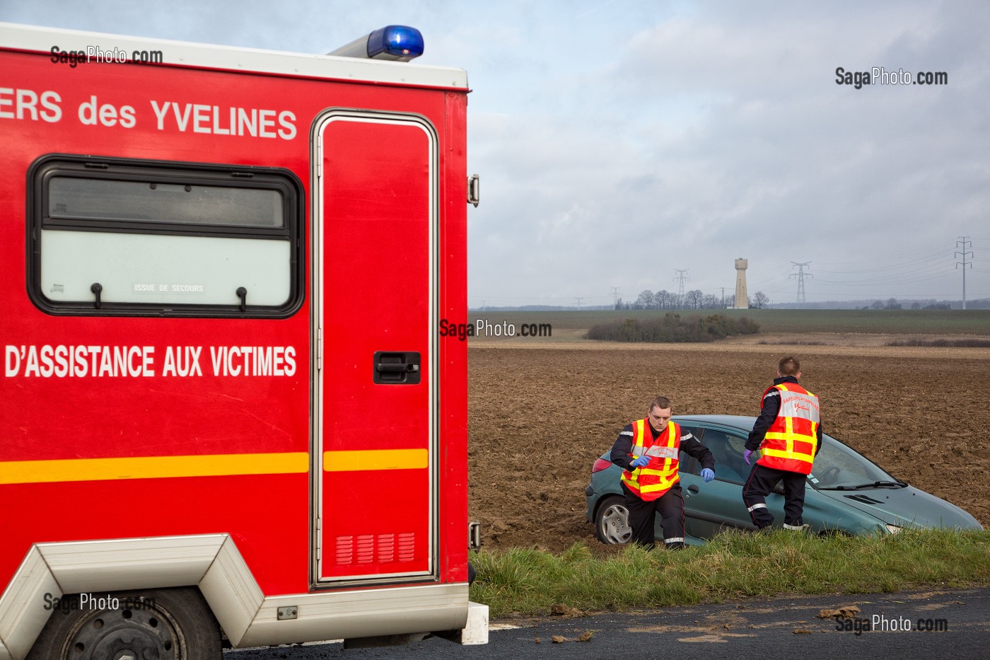 INTERVENTION DES SAPEURS-POMPIERS SUR UN ACCIDENT DE VOITURE DANS UN CHAMP DE LABOUR, CENTRE DE SECOURS DE BREVAL, YVELINES (78), FRANCE 