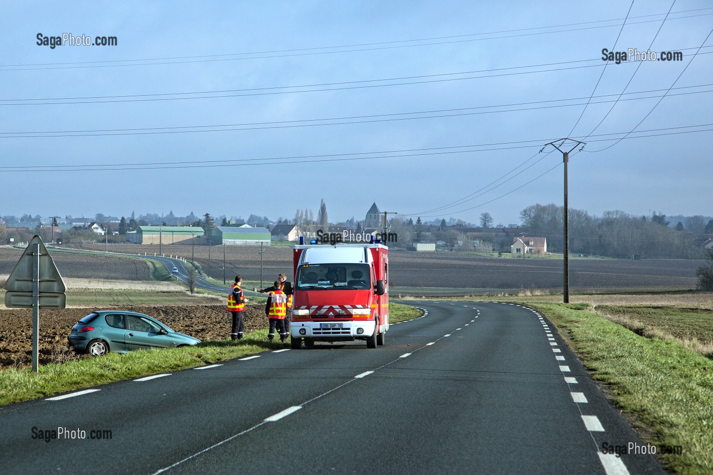 INTERVENTION DES SAPEURS-POMPIERS SUR UN ACCIDENT DE VOITURE DANS UN CHAMP DE LABOUR, CENTRE DE SECOURS DE BREVAL, YVELINES (78), FRANCE 