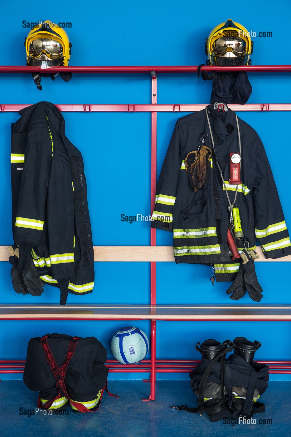 TENUE D'INTERVENTION DES SAPEURS-POMPIERS DANS LA REMISE DU CENTRE DE SECOURS DE BREVAL, YVELINES (78), FRANCE 