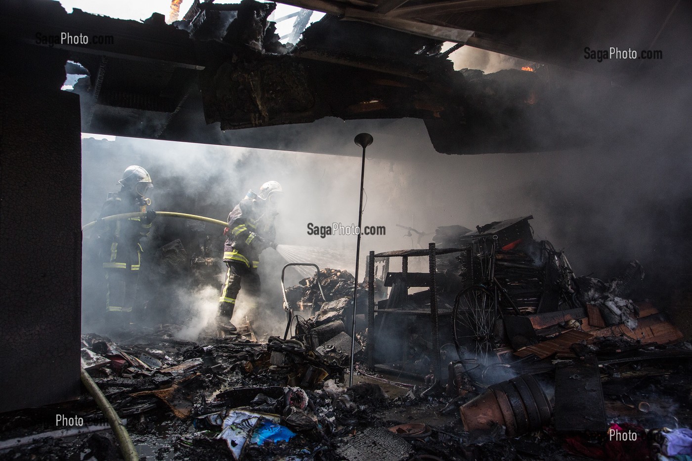 SAPEURS-POMPIERS EN INTERVENTION SUR UN FEU DE GARAGE AVEC PROPAGATION A LA MAISON, LES ULLIS (91), FRANCE 