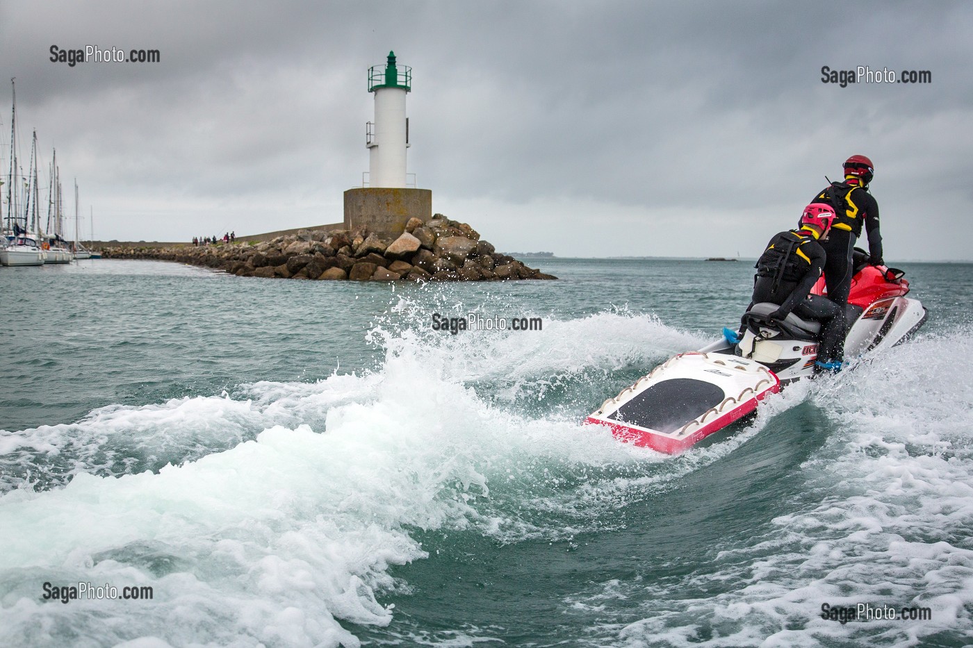 SAPEURS-POMPIERS DU SDIS 56 EN JET-SKI, INTERVENTION RAPIDE DE SAUVETAGE AQUATIQUE, PRESQU'ILE DE QUIBERON, MORBIHAN (56), FRANCE 