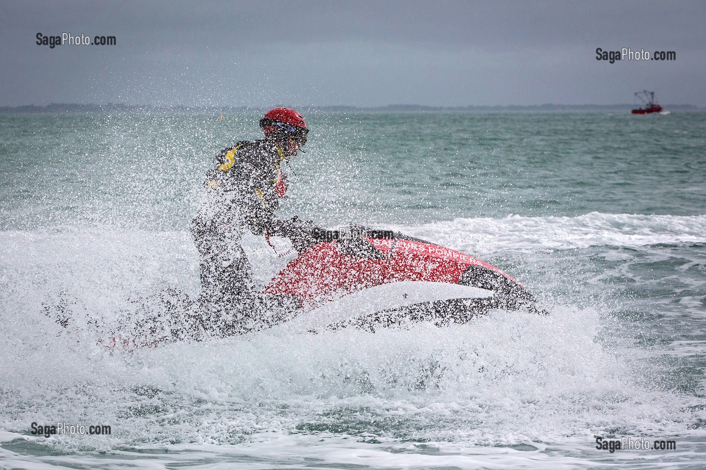 SAPEUR-POMPIER DU SDIS 56 EN JET-SKI, INTERVENTION RAPIDE DE SAUVETAGE AQUATIQUE, PRESQU'ILE DE QUIBERON, MORBIHAN (56), FRANCE 