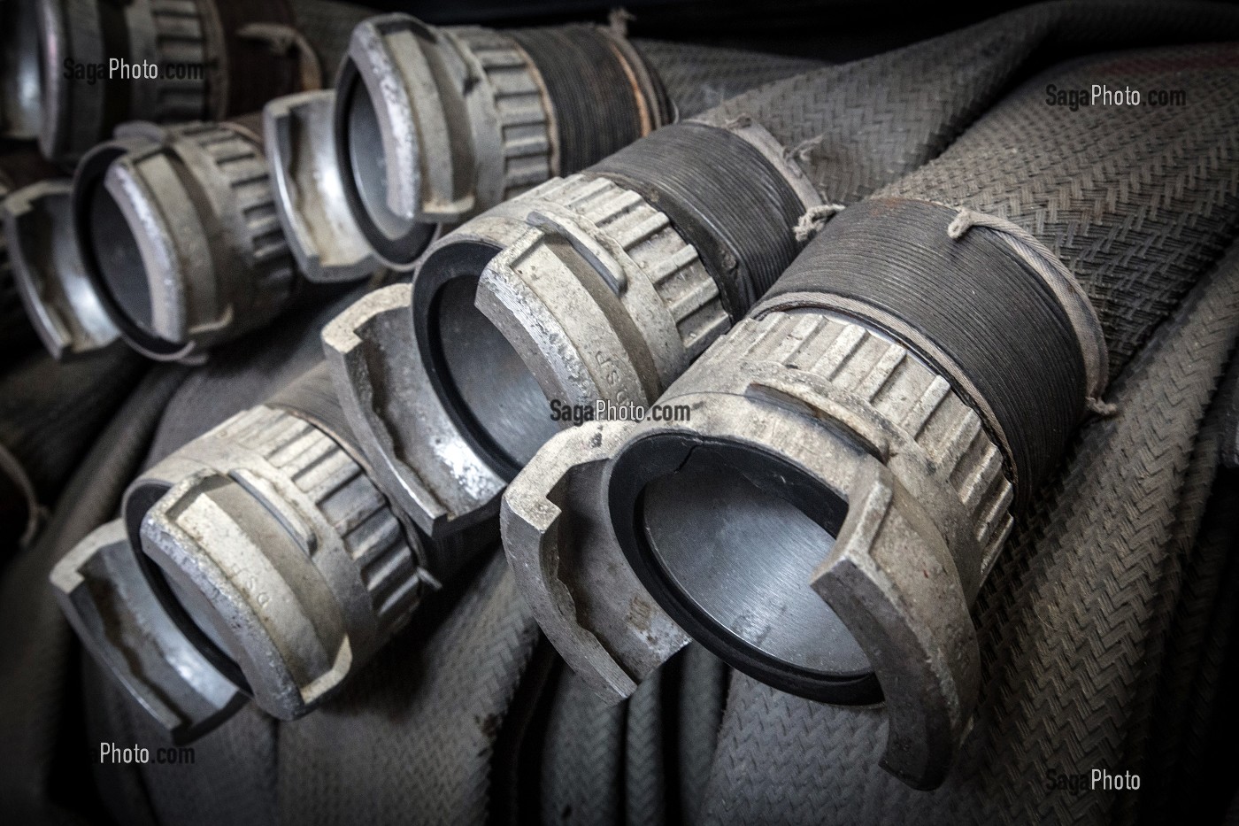 TUYAUX D'INCENDIE POUR ALIMENTER LES LANCES A EAU DES SAPEURS-POMPIERS 