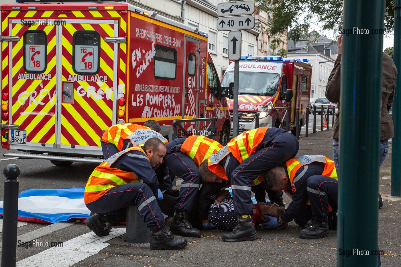 INTERVENTION DES SAPEURS-POMPIERS EN GREVE ET EN COLERE AUPRES D'UNE VICTIME ALLONGEE DANS LA RUE, CHARTRES, EURE-ET-LOIR (28), FRANCE 