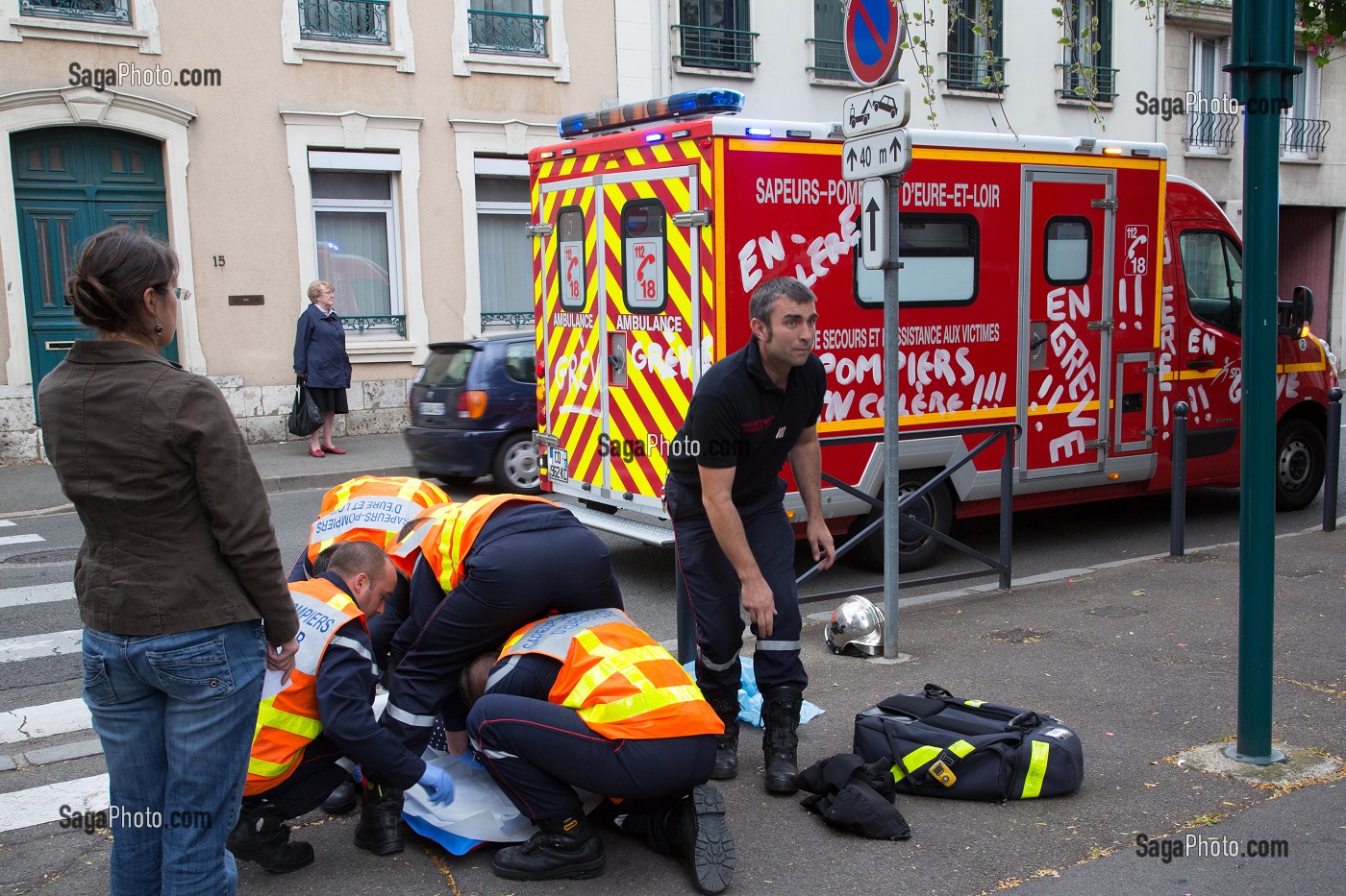 INTERVENTION DES SAPEURS-POMPIERS EN GREVE ET EN COLERE AUPRES D'UNE VICTIME ALLONGEE DANS LA RUE, CHARTRES, EURE-ET-LOIR (28), FRANCE 