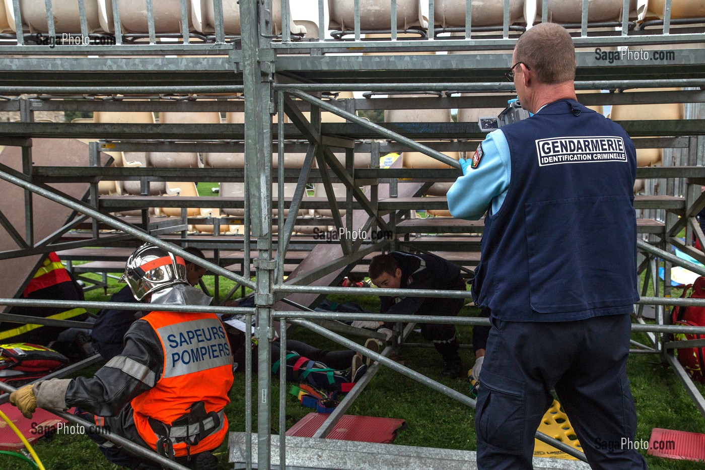 GENDARMES DE L’IDENTIFICATION CRIMINELLE INTERVENANT SUITE A L’EFFONDREMENT DE GRADINS PENDANT UN SPECTACLE MUSICAL, EXERCICE DE SECURITE CIVILE, CHATEAU DE SAINTE-SUZANNE, MAYENNE (53), FRANCE 