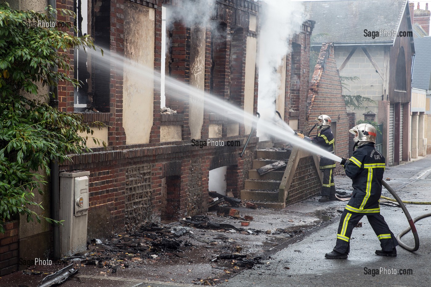 EXTINCTION D’UN FEU D’HABITATION, INTERVENTION DES SAPEURS-POMPIERS DANS LE CENTRE VILLE DE RUGLES, EURE (27), FRANCE 