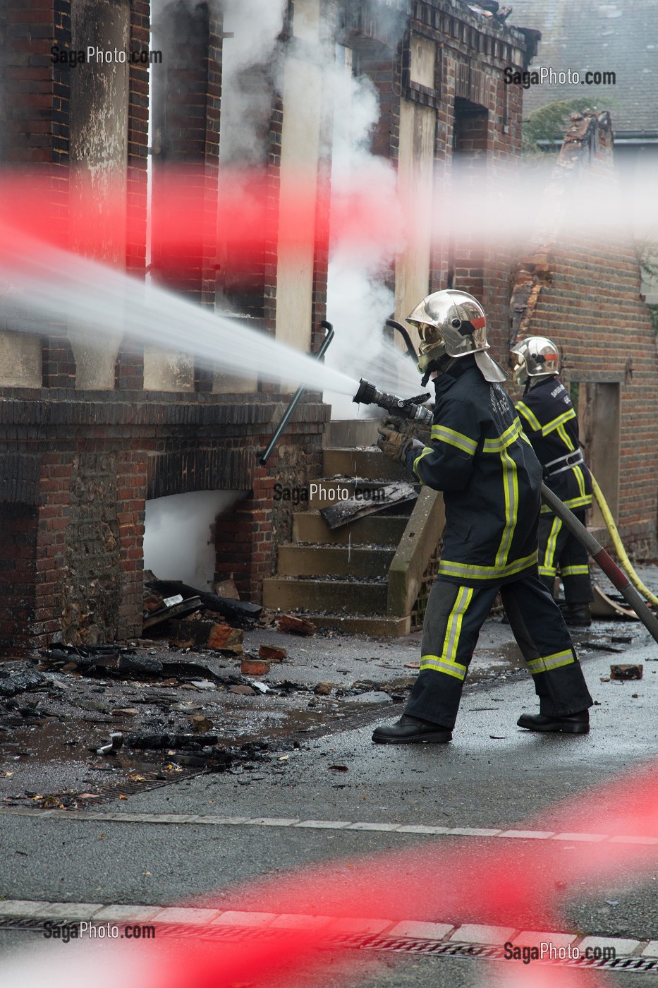 BALISAGE DE LA ZONE D'INTERVENTION A LA RUBALISE, EXTINCTION D’UN FEU D’HABITATION, INTERVENTION DES SAPEURS-POMPIERS DANS LE CENTRE VILLE DE RUGLES, EURE (27), FRANCE 