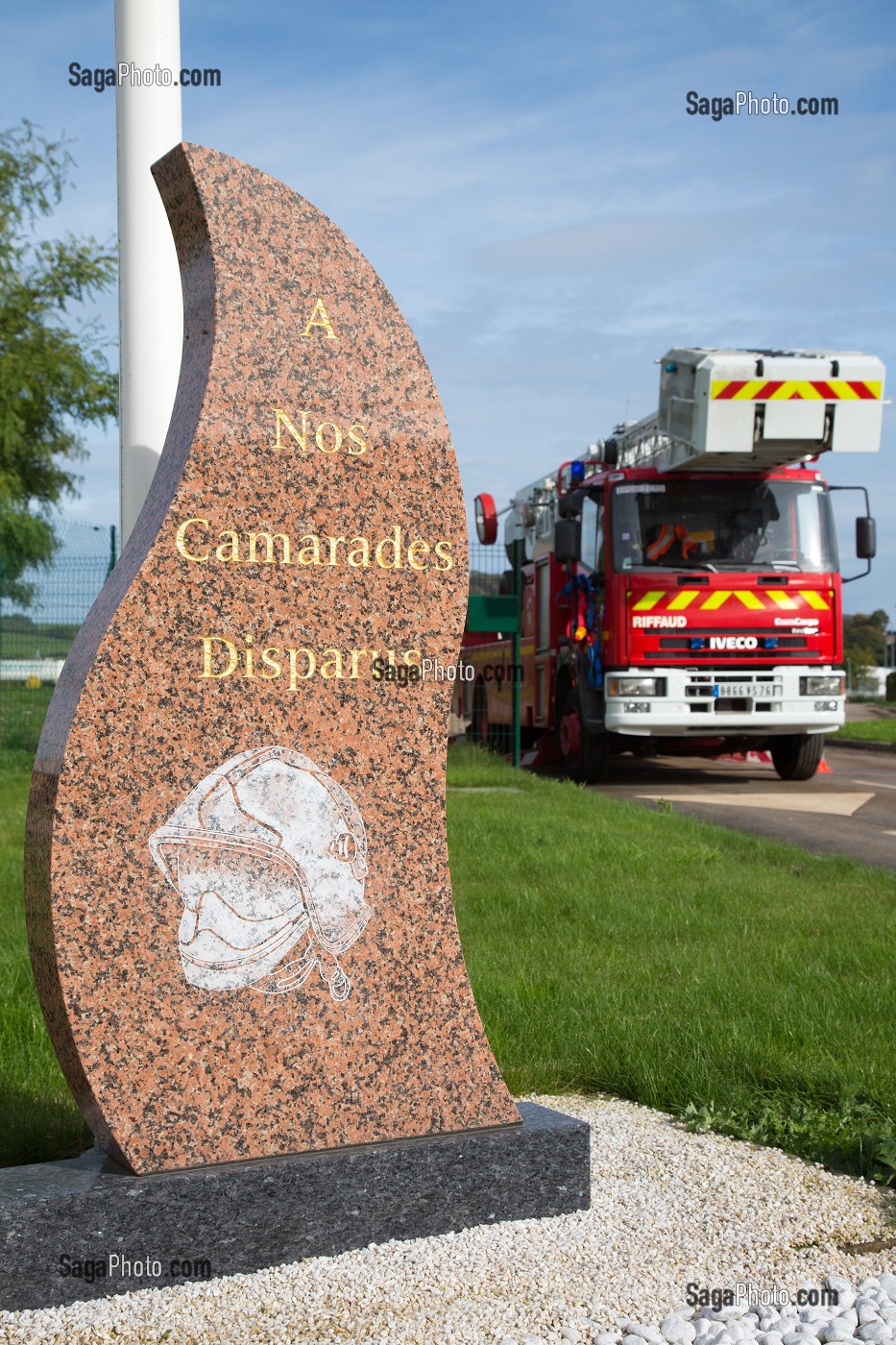 MONUMENT AUX MORTS DES SAPEURS-POMPIERS, MONUMENT FUNERAIRE AU CENTRE D'INCENDIE ET DE SECOURS DE NEUFCHATEL-EN-BRAY, SEINE-MARITIME (76), FRANCE 