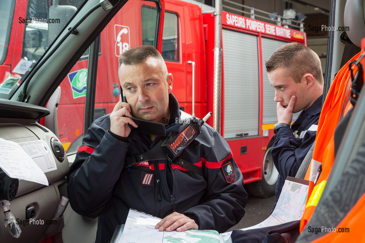 SAPEURS-POMPIERS REPONDANT A UN MESSAGE D'ALERTE AVANT DE PARTIR EN INTERVENTION, CENTRE D'INCENDIE ET DE SECOURS DE NEUFCHATEL-EN-BRAY, SEINE-MARITIME (76), FRANCE 