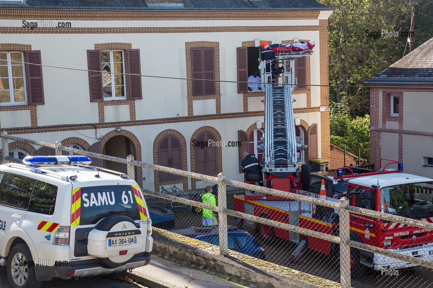 EVACUATION D'UNE VICTIME PAR LA GRANDE ECHELLE DES SAPEURS-POMPIERS, EN PRESENCE DU MEDECIN DU SAMU, RUGLES, EURE (27), FRANCE 