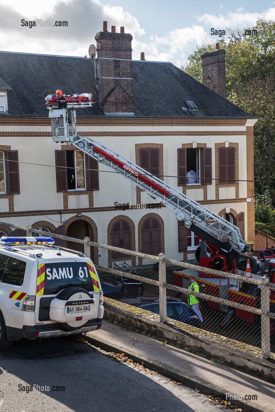 EVACUATION D'UNE VICTIME PAR LA GRANDE ECHELLE DES SAPEURS-POMPIERS, EN PRESENCE DU MEDECIN DU SAMU, RUGLES, EURE (27), FRANCE 