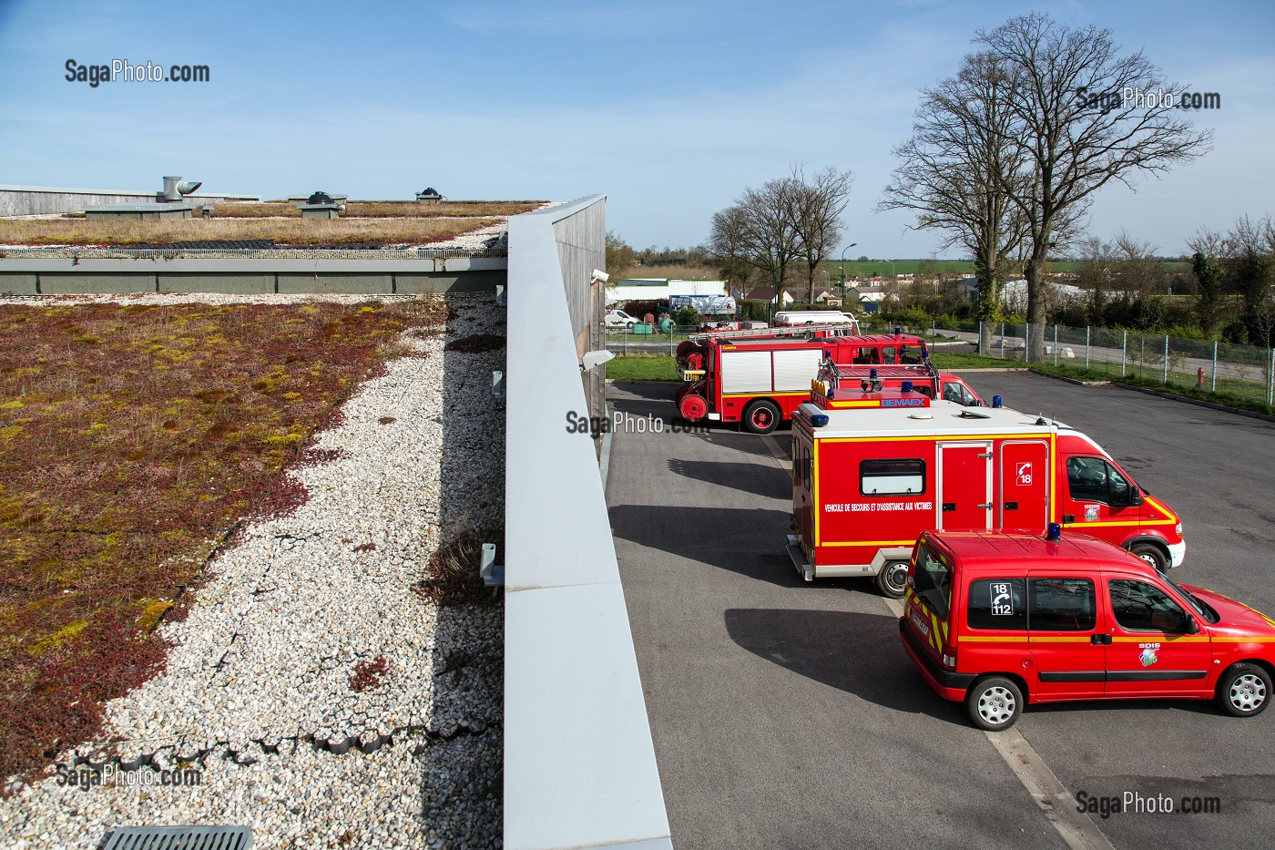 TOIT VEGETALISE DE LA CASERNE DES SAPEURS-POMPIERS AUX NORMES HQE (HAUTE QUALITE ENVIRONNEMENTALE) ET BBC (BATIMENT BASSE CONSOMMATION), CENTRE D'INTERVENTION ET DE SECOURS DE RUGLES, EURE (27), FRANCE 