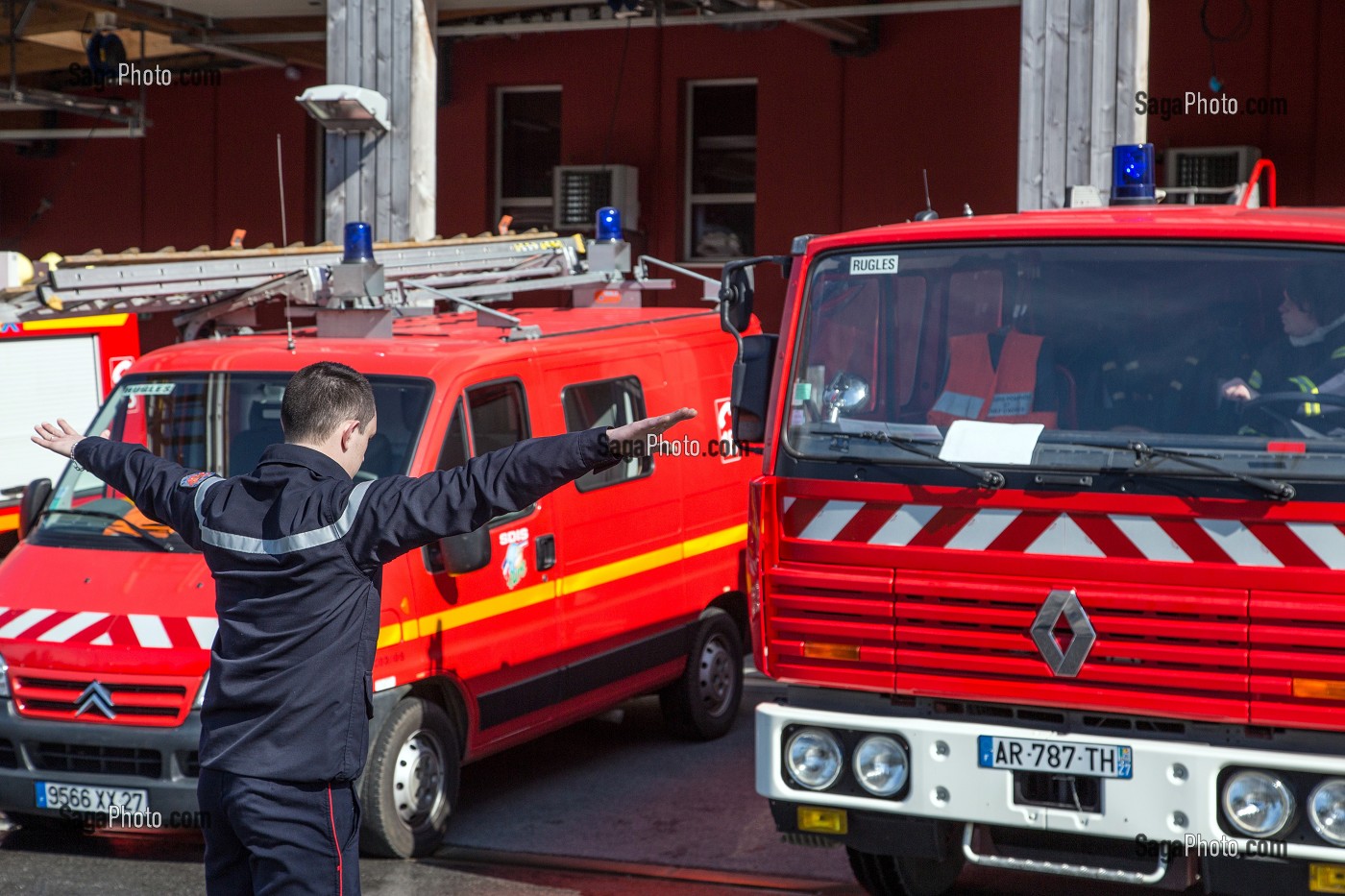 GUIDAGE DES VEHICULES, MANOEUVRE DE LA GARDE, CASERNE DES SAPEURS-POMPIERS, CENTRE D'INTERVENTION ET DE SECOURS DE RUGLES, EURE (27), FRANCE 