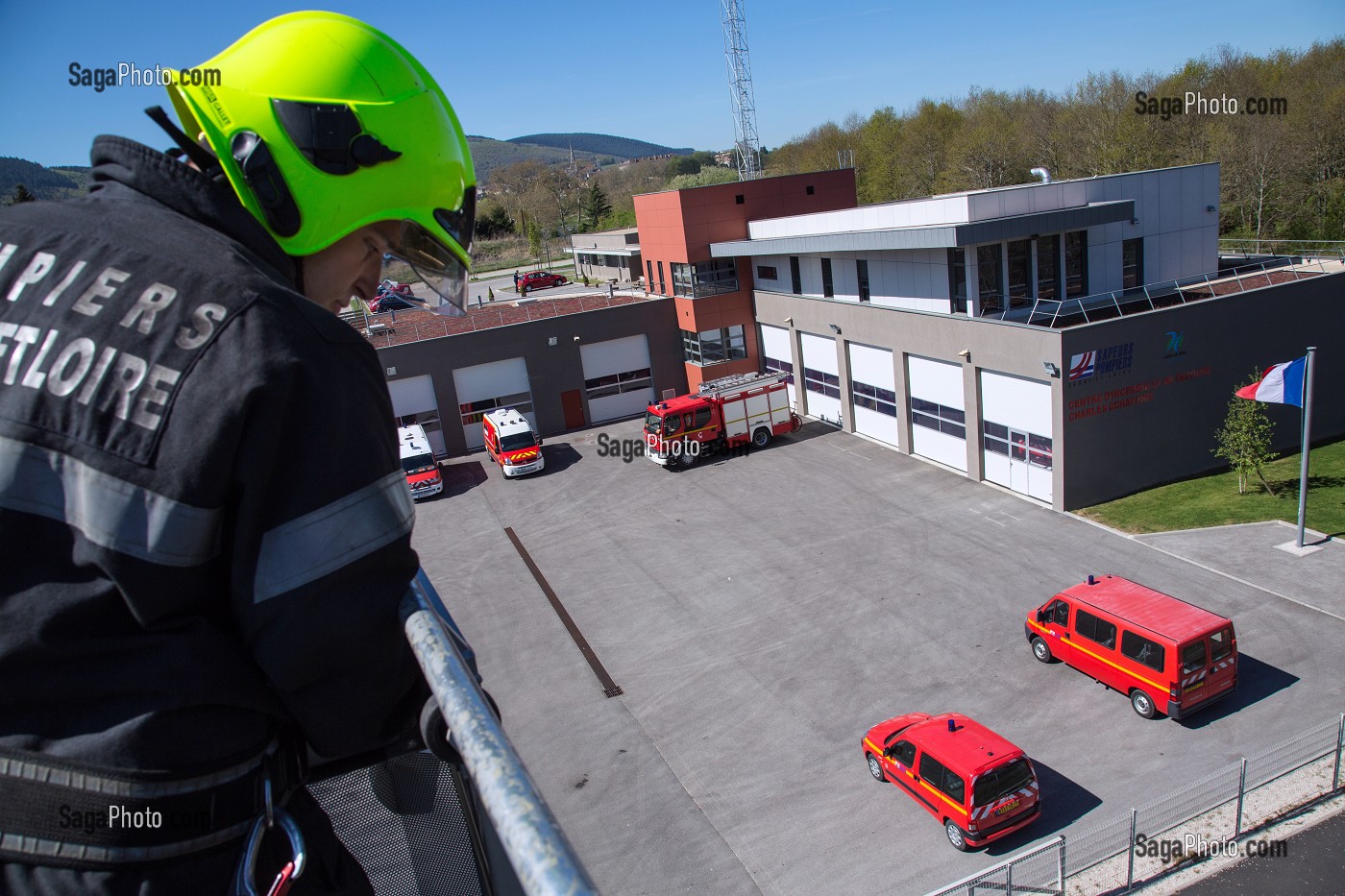 SAPEURS-POMPIERS SUR LA GRANDE ECHELLE DU CENTRE D'INTERVENTION ET DE SECOURS DE AUTUN, CASERNE DES SAPEURS-POMPIERS AUX NORMES HQE, SAONE-ET-LOIRE (71), FRANCE 