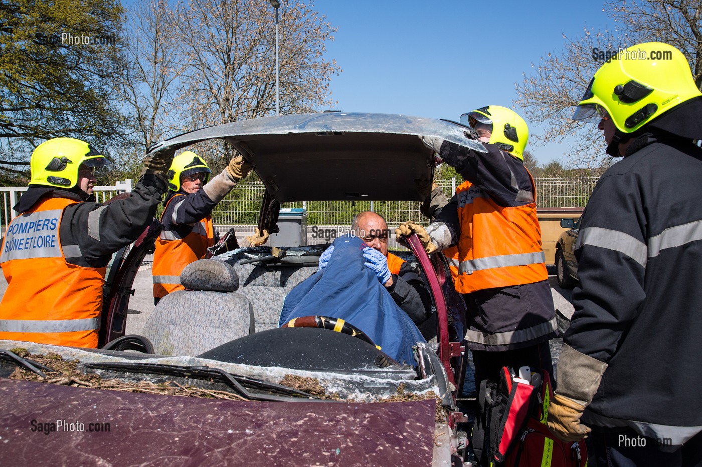 MANOEUVRE DE LA GARDE, SECOURS ROUTIER AVEC DESINCARCERATION D'UNE VICTIME, CENTRE D'INTERVENTION ET DE SECOURS DE AUTUN, CASERNE DES SAPEURS-POMPIERS, SAONE-ET-LOIRE (71), FRANCE 