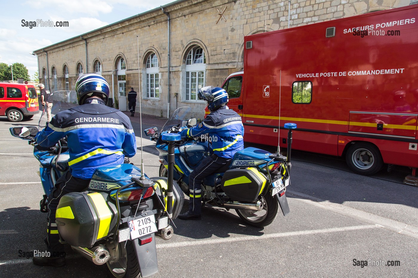 MOTARDS DE LA GENDARMERIE ET POSTE DE COMMANDEMENT SAPEURS-POMPIERS, CENTRE DE COMMANDEMENT INTERMINISTERIEL POUR LE 70 EME ANNIVERSAIRE DU DEBARQUEMENT EN NORMANDIE, QUARTIER LORGE, CAEN (14), FRANCE 