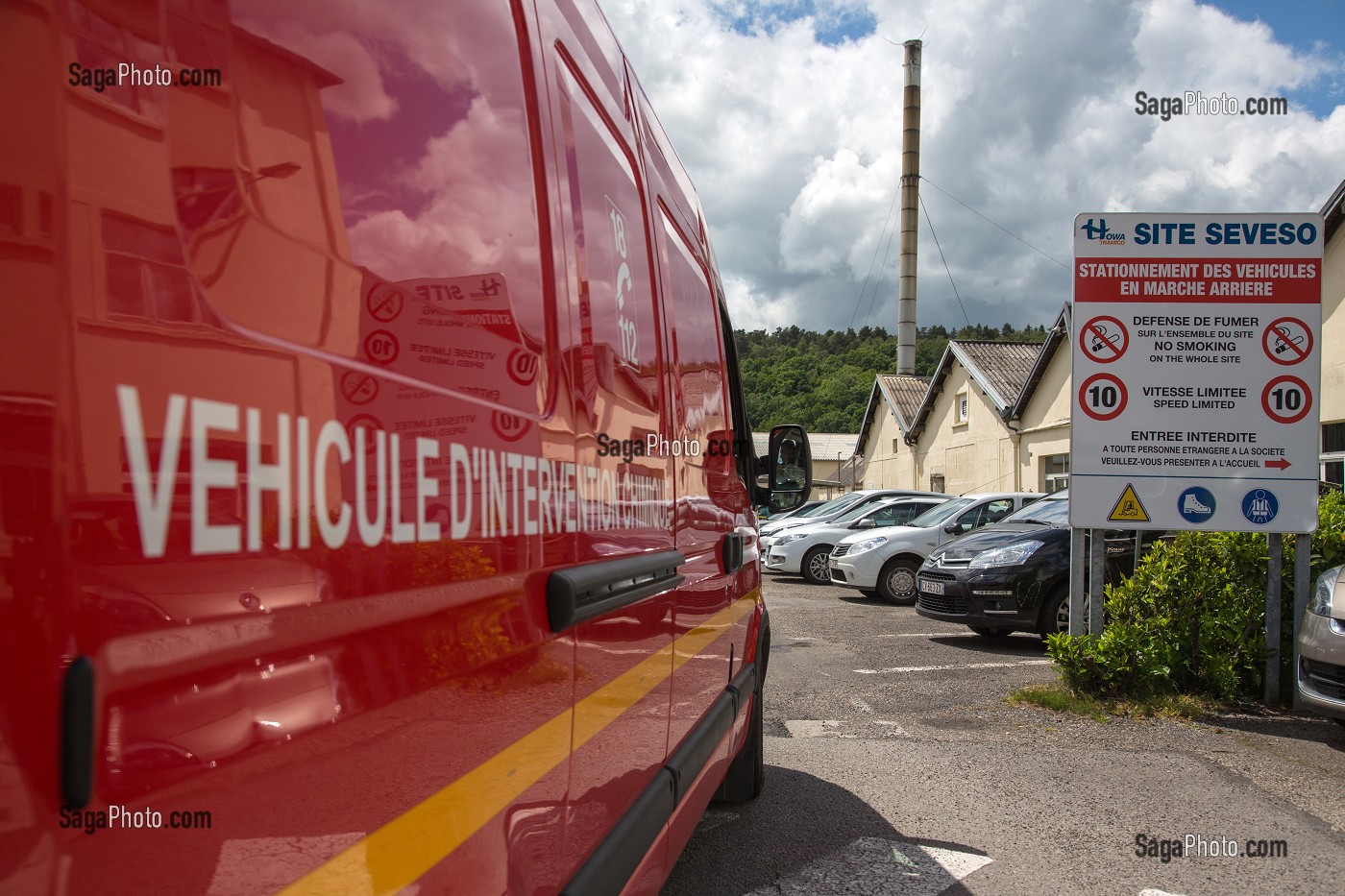 ARRIVEE DU VEHICULE D'INTERVENTION DE RISQUES TECHNOLOGIQUES SUR UN SITE SEVESO, EXERCICE PPI A L'USINE HOWA-TRAMICO, BRIONNE (27), EURE, FRANCE 