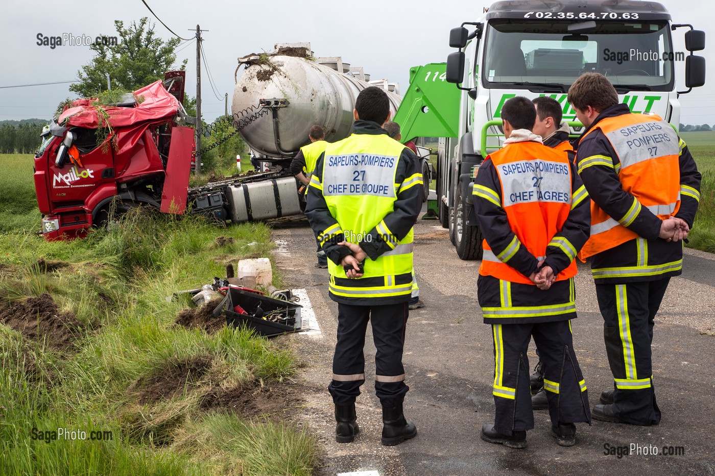 ACCIDENT DE CAMION-CITERNE SUR UNE ROUTE DE CAMPAGNE AVEC LES SAPEURS-POMPIERS, RUGLES (27), EURE, FRANCE 
