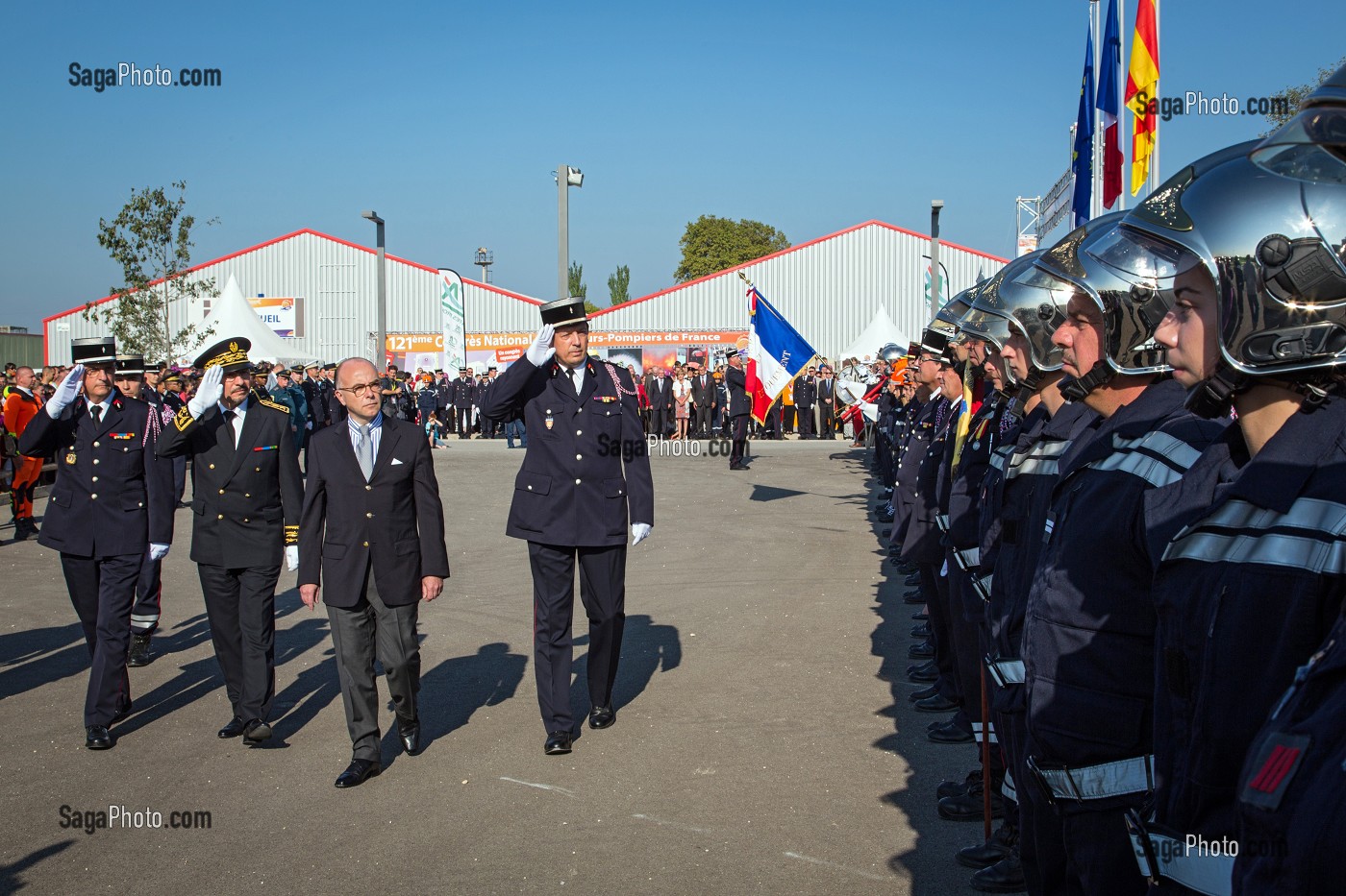 REVUE DES TROUPES AVEC LE MINISTRE DE L'INTERIEUR, BERNARD CAZENEUVE ET ERIC FAURE, PRESIDENT DE LA FNSPF, CONGRES NATIONAL DES SAPEURS-POMPIERS DE FRANCE, AVIGNON (84), FRANCE 