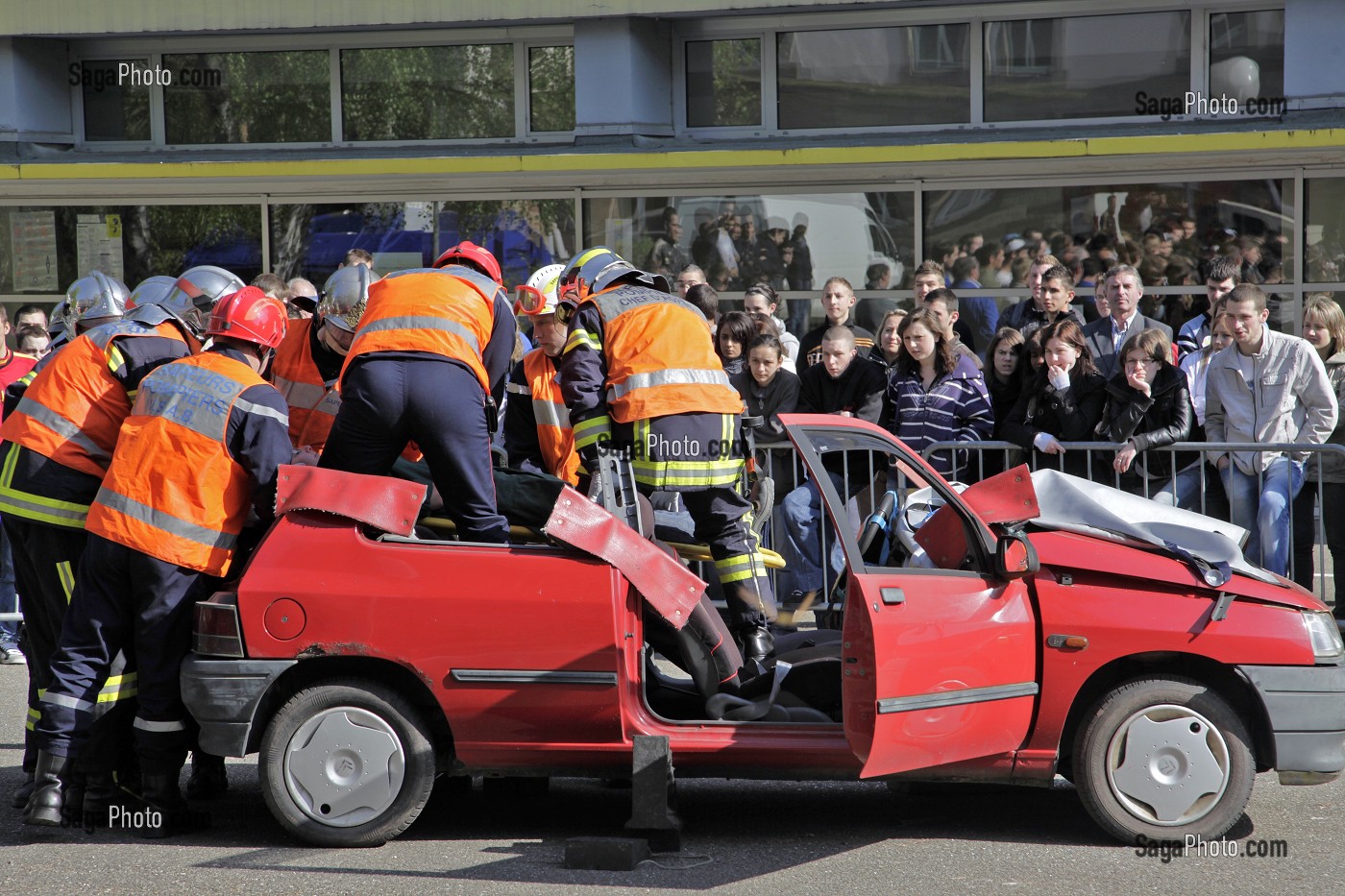 EXERCICE SAPEURS-POMPIERS AU LYCEE, FRANCE 