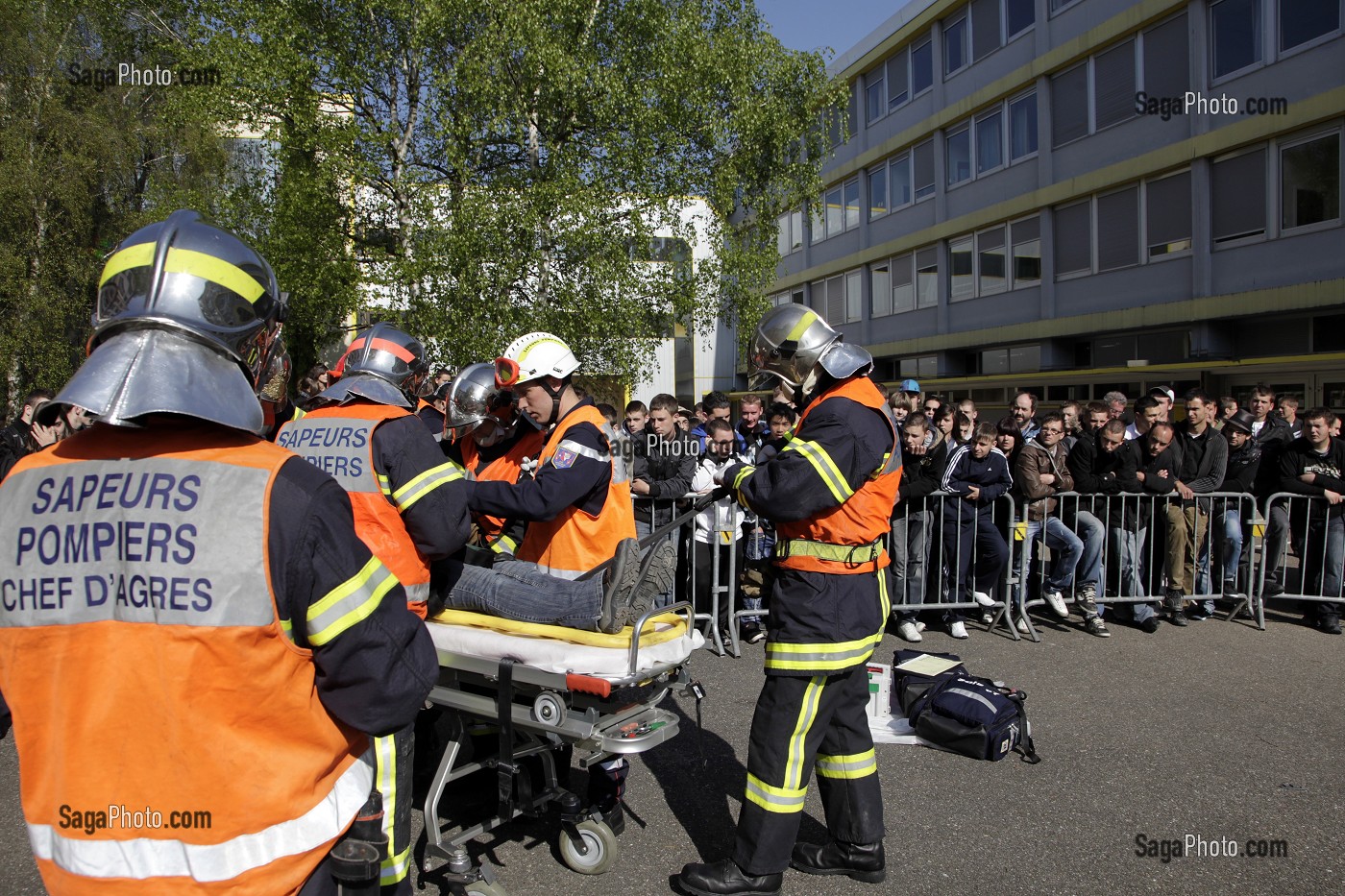 EXERCICE SAPEURS-POMPIERS AU LYCEE, FRANCE 