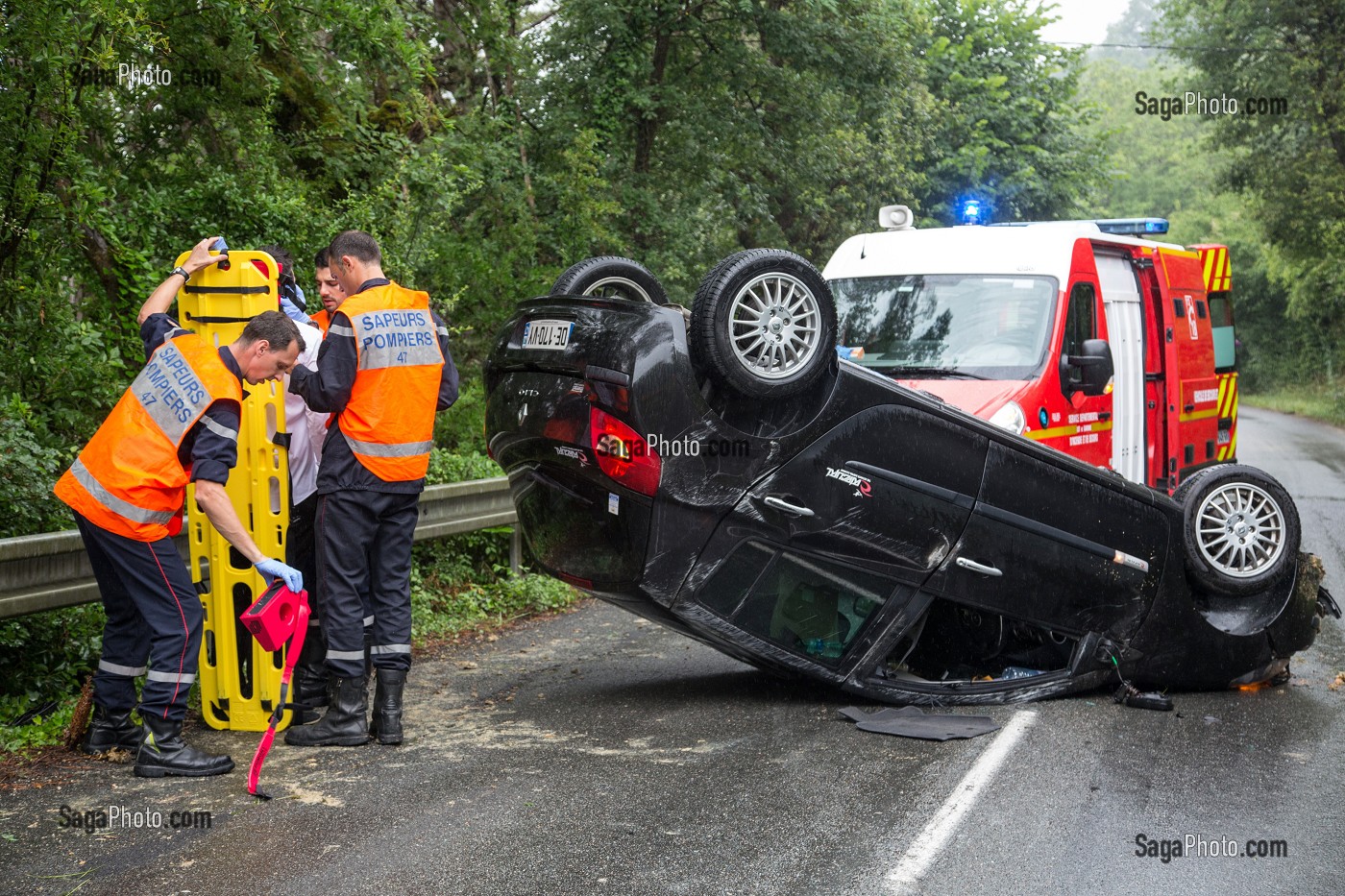 INTERVENTION POUR UN ACCIDENT DE VOITURE SUR LA VOIE PUBLIQUE EN PERIPHERIE DE LA VILLE AVEC LES SAPEURS-POMPIERS DU CENTRE DE SECOURS PRINCIPAL D'AGEN, (47) LOT-ET-GARONNE, FRANCE 