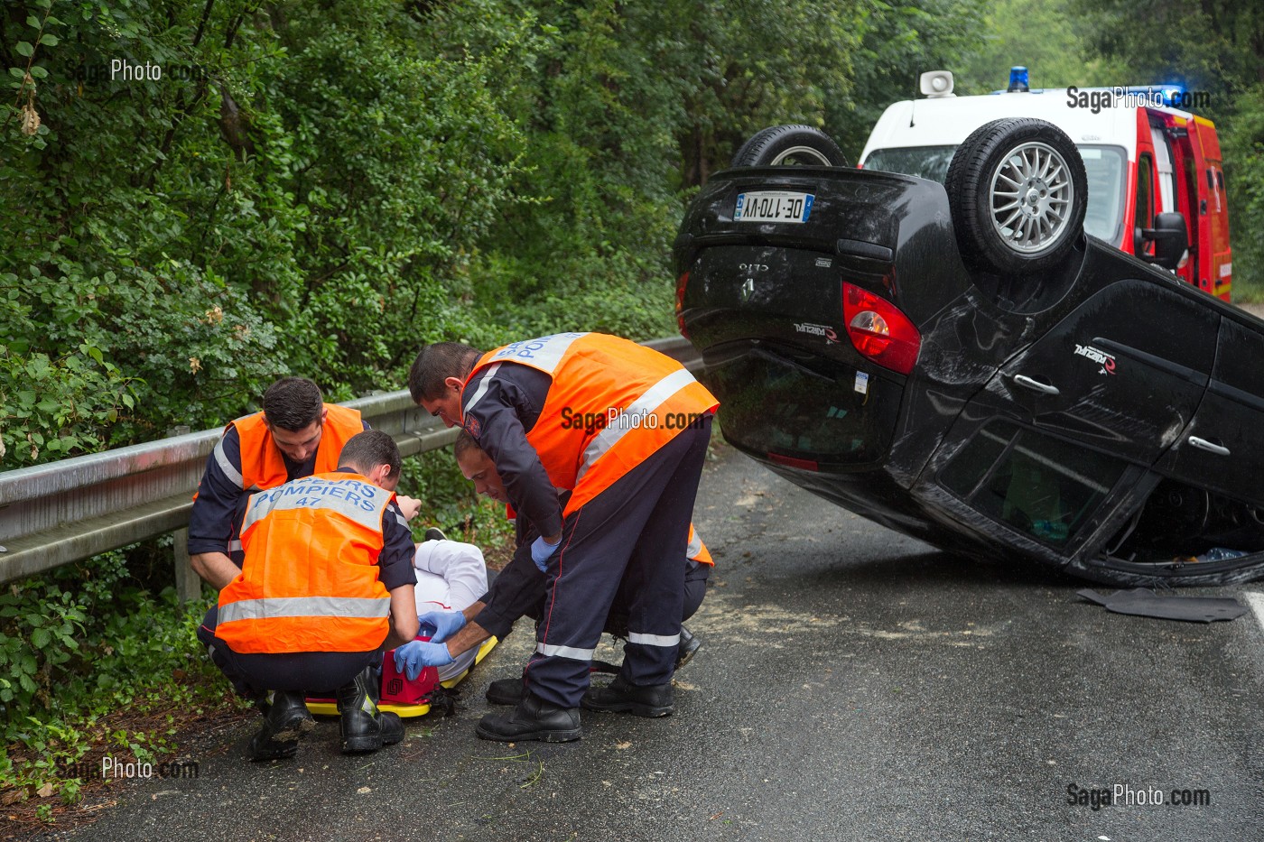 INTERVENTION POUR UN ACCIDENT DE VOITURE SUR LA VOIE PUBLIQUE EN PERIPHERIE DE LA VILLE AVEC LES SAPEURS-POMPIERS DU CENTRE DE SECOURS PRINCIPAL D'AGEN, (47) LOT-ET-GARONNE, FRANCE 