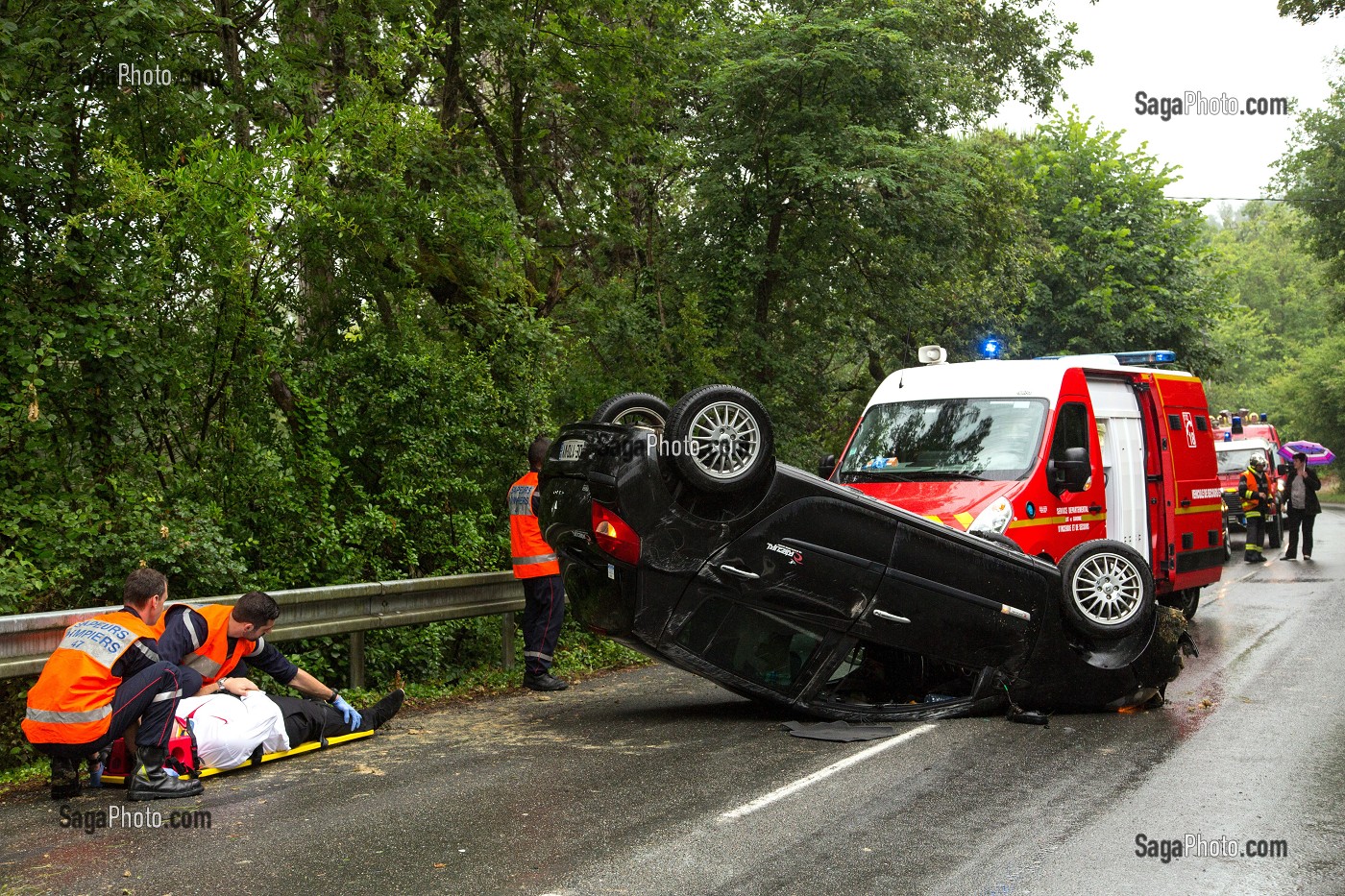 INTERVENTION POUR UN ACCIDENT DE VOITURE SUR LA VOIE PUBLIQUE EN PERIPHERIE DE LA VILLE AVEC LES SAPEURS-POMPIERS DU CENTRE DE SECOURS PRINCIPAL D'AGEN, (47) LOT-ET-GARONNE, FRANCE 