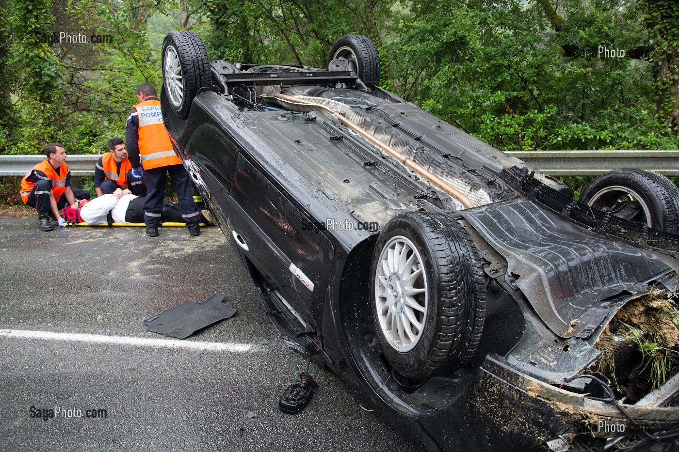 INTERVENTION POUR UN ACCIDENT DE VOITURE SUR LA VOIE PUBLIQUE EN PERIPHERIE DE LA VILLE AVEC LES SAPEURS-POMPIERS DU CENTRE DE SECOURS PRINCIPAL D'AGEN, (47) LOT-ET-GARONNE, FRANCE 