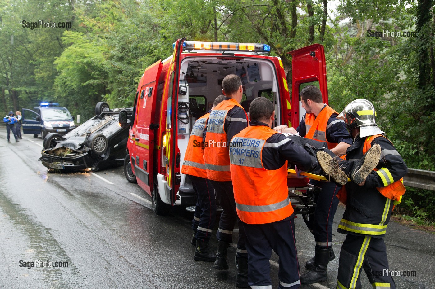 INTERVENTION POUR UN ACCIDENT DE VOITURE SUR LA VOIE PUBLIQUE EN PERIPHERIE DE LA VILLE AVEC LES SAPEURS-POMPIERS DU CENTRE DE SECOURS PRINCIPAL D'AGEN, (47) LOT-ET-GARONNE, FRANCE 