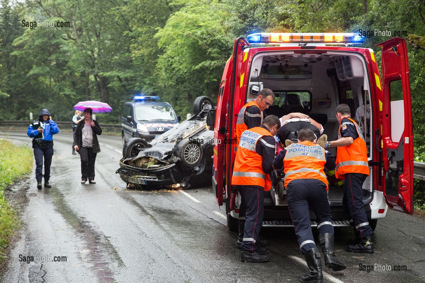 photo de INTERVENTION POUR UN ACCIDENT DE VOITURE SUR LA VOIE PUBLIQUE EN PERIPHERIE DE LA VILLE photo de INTERVENTION POUR UN ACCIDENT DE VOITURE SUR LA VOIE PUBLIQUE EN PERIPHERIE DE LA VILLE