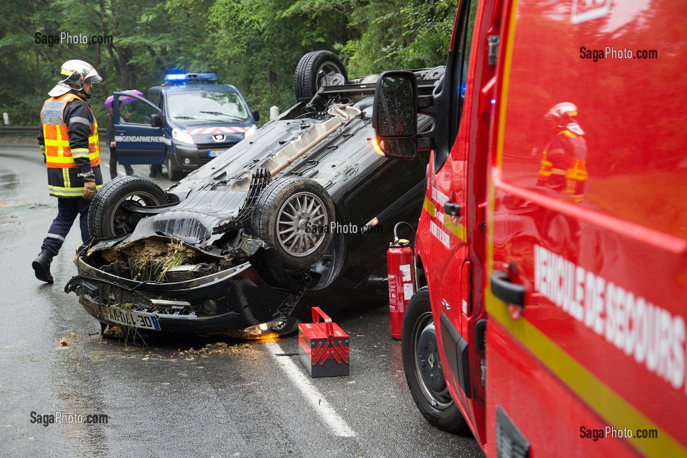 INTERVENTION POUR UN ACCIDENT DE VOITURE SUR LA VOIE PUBLIQUE EN PERIPHERIE DE LA VILLE AVEC LES SAPEURS-POMPIERS DU CENTRE DE SECOURS PRINCIPAL D'AGEN, (47) LOT-ET-GARONNE, FRANCE 
