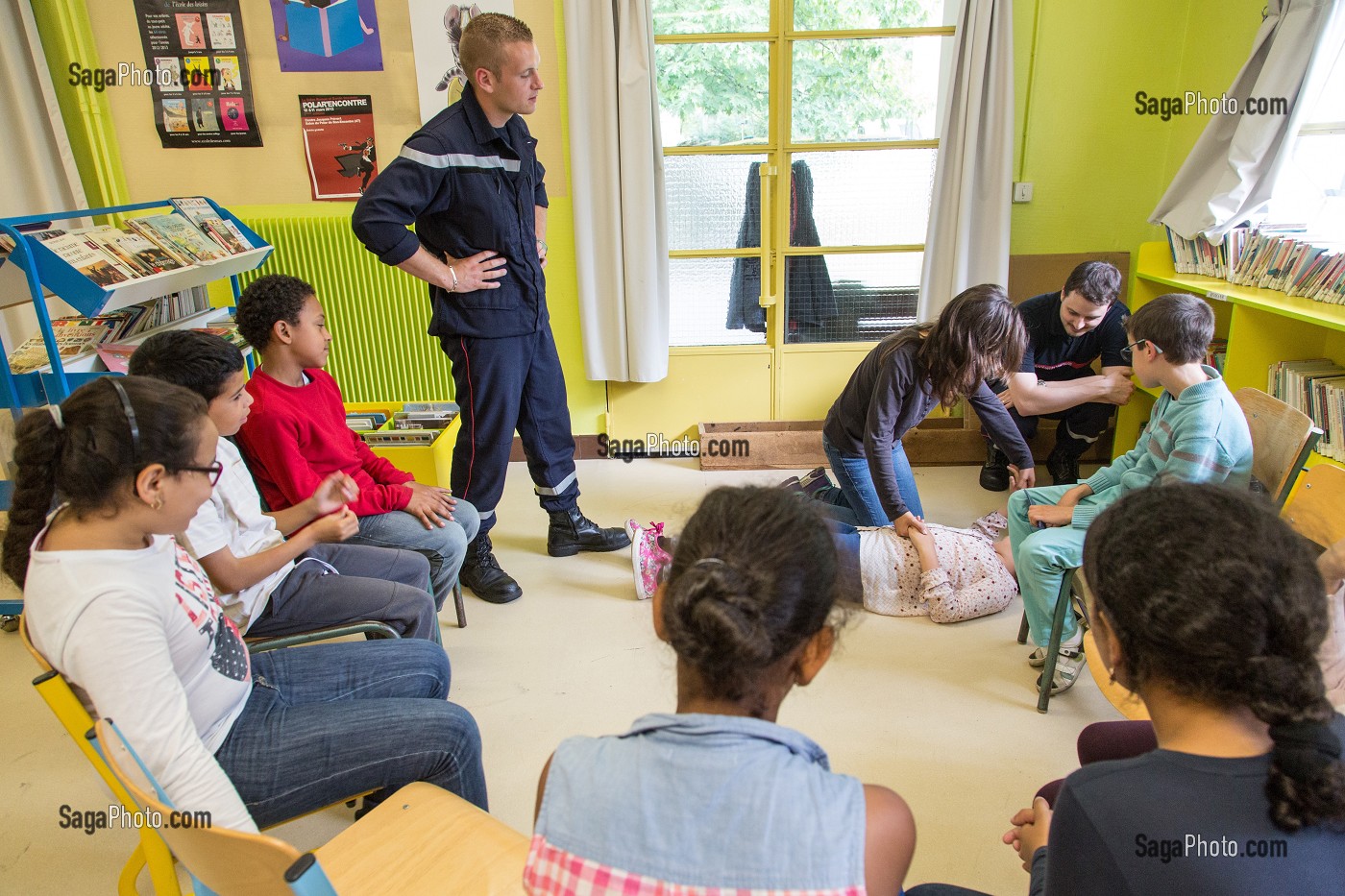 DEPUIS 2 ANS, LES SAPEURS-POMPIERS DU DEPARTEMENT FORMENT LES ELEVES DU PRIMAIRE AUX GESTES DE PREMIER SECOURS PENDANT LE TEMPS D'ACTIVITES PERISCOLAIRES (TAP), CENTRE DE SECOURS PRINCIPAL D'AGEN, (47) LOT-ET-GARONNE, FRANCE 